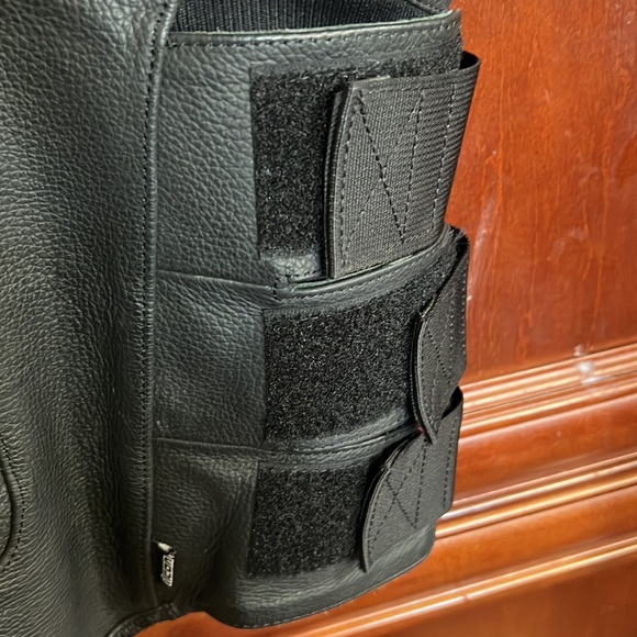 Authentic ICON REGULATOR LEATHER MOTO VEST- BLACK SIZE S/M - Picture 16 of 16